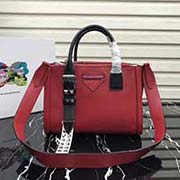 新款首發原單品質 Prada 2018春夏新款 Prada Concept 小牛皮手袋 意大利進口超質感小牛皮 皮配布 里 配有可拆式肩帶采用進口設備 線路均有清晰 歐洲ZP同步原版五金配件 進口環保