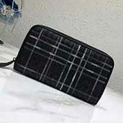  BV官網(wǎng)新款同步 拉鏈?zhǔn)职?采用多功能設(shè)計(jì) 裝飾本季精致的Metropolis刺繡 皮革繩和淺色線在標(biāo)志性的intrecciato編織上營造精美圖案 靈感源自夜晚鳥瞰下的城市 內(nèi)里空間充裕 搭配八個(gè)