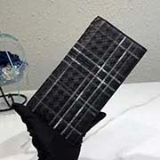 新款 西裝長(zhǎng)夾 醒目的全新Metropolis設(shè)計(jì)為 實(shí)用的雙折錢夾 賦予視覺(jué)沖擊 Intrecciato編織胎牛皮以皮革和細(xì)線刺繡 營(yíng)造精致的之字形顆粒效果 使人不禁想起夜晚鳥(niǎo)瞰下的城市 超多卡位