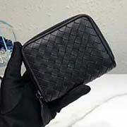  BV寶緹嘉 拉鏈小零錢包 采用結(jié)實的胎牛皮 手工編織制作 正方形造型精美小巧 光滑皮革內(nèi)部配有4個信用卡位和扁平隔層 用于整理紙幣和存放鑰匙 V88342刺繡黑 黑色 酒紅