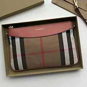 Burberry 博柏利 原單出品 博柏利手拿包 臻選英倫精紡House格紋棉質裁片制成 隨附可拆式皮革肩背帶 可作為肩背包使用 可輕松收納手機 唇膏 及卡片等 40560711西瓜紅 26cmx16