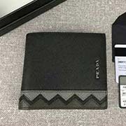 PRADA男士短款錢夾 專柜新款式 官網(wǎng)同步 2M0513 黑灰軍綠波浪拼色 意大利高等原單十字紋牛皮質(zhì)感極好 長11cm高9.5cm