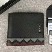 PRADA男士短款錢夾 專柜新款式 官網同步 2M0513 黑灰棗紅波浪拼色 意大利高等原單十字紋牛皮質感極好 長11cm高9.5cm
