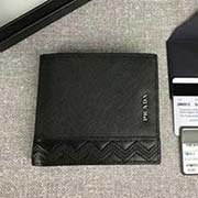 PRADA男士短款錢夾 專柜新款式 官網同步 2M0513 黑色波浪拼色 意大利高等原單十字紋牛皮質感極好 長11cm高9.5cm