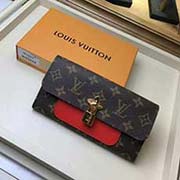 M62566 紅色 FLOWER 錢夾 Flower錢夾在兩大標志性路易威登元素中展現優雅柔美的設計魅力 Monogram Flower印花與掛鎖 Monogram帆布面料搭配皮革外袋與內襯 容量充盈