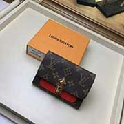 M62567 紅色 FLOWER COMPACT 錢夾 Flower Compact錢夾的設計優雅柔美 以兩個路易威登經典標志裝飾 Monogram花卉及掛鎖 采用Monogram帆布制作 綴以一個皮