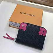 新品 M62971 黑色配枚紅花朵ZIPPY 拉鏈零錢包 Zippy拉鏈零錢包采用清新的淺粉Epi皮革配色 對比感十足的紅色邊角源自Epi Blooming Corners限定版設計 借鑒路易威登硬箱