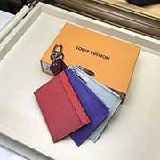 M62254 湖水藍 TRIO 錢夾 華麗的三疊式錢夾內含一個卡片夾 一個拉鏈口袋與一個鑰匙隔層 均以多彩的Epi皮革制成 能夠有效整理包內儲物空間 - 12 x 9 厘米- 外層采用Epi牛皮材質-