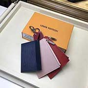 M62254 紅色 TRIO 錢夾 華麗的三疊式錢夾內含一個卡片夾 一個拉鏈口袋與一個鑰匙隔層 均以多彩的Epi皮革制成 能夠有效整理包內儲物空間 - 12 x 9 厘米- 外層采用Epi牛皮材質-