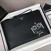 PRADA限量版男士手包 專(zhuān)柜新款式 2NG001 黑色迷彩機(jī)器人 意大利高等原單十字紋牛皮質(zhì)感極好 內(nèi)里進(jìn)口羊皮 原單Lampo拉鏈 原單 洋溢個(gè)性時(shí)尚氣息的機(jī)器人設(shè)計(jì) 長(zhǎng)35.5cm高23.5c