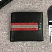PRADA男士短款錢夾 專柜新款式 官網同步 2M0513 黑紅灰彩帶鱷魚皮 意大利高等原單十字紋牛皮質感極好 彩帶鱷魚皮更顯高等 長11cm高9cm