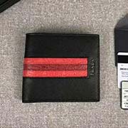 PRADA男士短款錢夾 專柜新款式 官網同步 2M0513 黑色紅色彩帶鱷魚皮 意大利高等原單十字紋牛皮質感極好 彩帶鱷魚皮更顯高等 長11cm高9cm