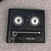 PRADA限量版男士短款錢夾 專柜新款式 官網同步 2M0513 黑色深藍拼色機器人 意大利高等原單十字紋牛皮質感極好 洋溢個性時尚氣息的機器人設計 長11cm高9cm