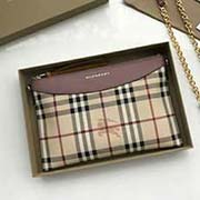 Burberry 博柏利 原單出品 博柏利手拿包 臻選英倫精紡House馬仔格子裁片制成 隨附可拆式皮革肩背帶 可作為肩背包使用 可輕松收納手機(jī) 唇膏 及卡片等 40556091粉色 26cmx17c