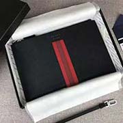 PRADA男士手包 專柜新款式 官網同步 2NG005 黑紅色彩帶字嘜 意大利高等原單十字紋牛皮質感極好 內里進口羊皮 原單Lampo拉鏈 原單 長28cm高18cm