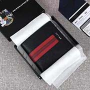 PRADA男士短款錢夾 專柜新款式 官網同步 2M0513 黑紅色彩帶字嘜 意大利高等原單十字紋牛皮質感極好 長11cm高9.5cm