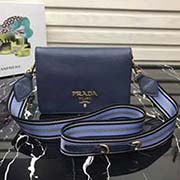 新款首發原單品質 Prada2018春夏新款 自然摔小牛皮斜挎包 意大利進口超質感小牛皮 prada標識布襯里 配有可拆式皮革肩帶可拆卸彩色織物肩帶 磁扣開合 三個內部隔層和一個拉鏈袋 精良細節 媲美