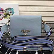 新款首發(fā)原單品質(zhì) Prada2018春夏新款 自然摔小牛皮斜挎包 意大利進(jìn)口超質(zhì)感小牛皮 prada標(biāo)識(shí)布襯里 配有可拆式皮革肩帶可拆卸彩色織物肩帶 磁扣開合 三個(gè)內(nèi)部隔層和一個(gè)拉鏈袋 精良細(xì)節(jié) 媲美