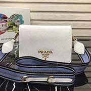 新款首發原單品質 Prada2018春夏新款 自然摔小牛皮斜挎包 意大利進口超質感小牛皮 prada標識布襯里 配有可拆式皮革肩帶可拆卸彩色織物肩帶 磁扣開合 三個內部隔層和一個拉鏈袋 精良細節 媲美