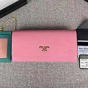PRADA新款女士翻蓋錢夾 彩色皮革襯里 配鏈條和兩個(gè)信用卡插袋的可拆卸證章夾 官網(wǎng)同步 1MH132 櫻花粉紫紅散字嘜 意大利高等原單十字紋牛皮質(zhì)感極好 進(jìn)口鍍金金屬五金配件 長(zhǎng)18.7cm高9.5