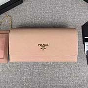 PRADA新款女士翻蓋錢夾 彩色皮革襯里 配鏈條和兩個信用卡插袋的可拆卸證章夾 官網同步 1MH132 豆沙色裸粉散字嘜 意大利高等原單十字紋牛皮質感極好 進口鍍金金屬五金配件 長18.7cm高9.5