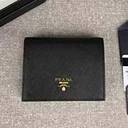 PRADA爆款女士短夾 彩色皮革襯里 專柜新款式 官網同步 1MV204 黑色玫紅色散字嘜 意大利高等原單十字紋牛皮質感極好 進口鍍金金屬五金配件 長11.2cm高8.5cm