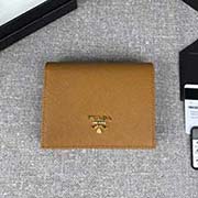 PRADA爆款女士短夾 彩色皮革襯里 專柜新款式 官網同步 1MV204 焦糖色日光黃散字嘜 意大利高等原單十字紋牛皮質感極好 進口鍍金金屬五金配件 長11.2cm高8.5cm