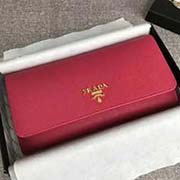 PRADA經典爆款女士翻蓋錢夾 配鏈條和兩個信用卡插袋的可拆卸證章夾 官網同步 1MH132 玫紅散字嘜 意大利高等原單十字紋牛皮質感極好 進口鍍金金屬五金配件 長18.7cm高9.5cm