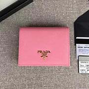PRADA經典爆款女士短夾 1MV204 櫻花粉散字嘜 意大利高等原單十字紋牛皮質感極好 進口鍍金金屬五金配件 長11.2cm高8.5cm
