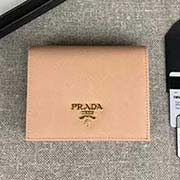 PRADA經典爆款女士短夾 1MV204 裸粉散字嘜 意大利高等原單十字紋牛皮質感極好 進口鍍金金屬五金配件 長11.2cm高8.5cm