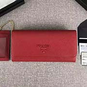 PRADA新款女士翻蓋錢夾 專柜新同色標志 經典之作 配鏈條和兩個信用卡插袋的可拆卸證章夾 官網同步 1MH132 大紅同色標志 意大利高等原單十字紋牛皮質感極好 長18.7cm高9.5cm