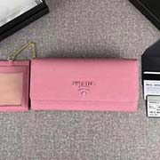 PRADA新款女士翻蓋錢夾 專柜新同色標志 經典之作 配鏈條和兩個信用卡插袋的可拆卸證章夾 官網同步 1MH132 櫻花粉同色標志 意大利高等原單十字紋牛皮質感極好 長18.7cm高9.5cm