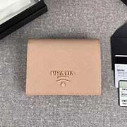 PRADA爆款女士短夾 專柜新同色標(biāo)志 官網(wǎng)同步 1MV204 裸粉同色標(biāo)志 意大利高等原單十字紋牛皮質(zhì)感極好 長11.2cm高8.5cm