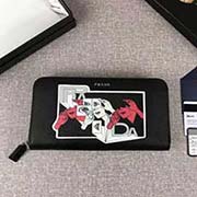 2018新漫畫印象系列PRADA男士單拉鏈錢包 專柜新款式 官網同步 2ML317 黑色漫畫印象 意大利高等原單十字紋牛皮質感極好 融入漫畫元素的設計