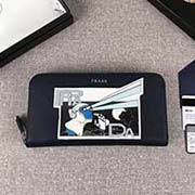 2018新漫畫印象系列PRADA男士單拉鏈錢包 專柜新款式 官網同步 2ML317 深藍漫畫印象 意大利高等原單十字紋牛皮質感極好 融入漫畫元素的設計