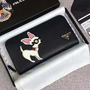 PRADA新女士吉娃娃造型錢夾 專柜新款式 官網(wǎng)同步 1ML506 黑色櫻花粉吉娃娃 意大利高等原單十字紋牛皮質(zhì)感極好 進(jìn)口鍍金配件 三角形琺瑯金屬刻字徽標(biāo) 真是被這款吉娃娃萌到了 能讓迷妹們愛不