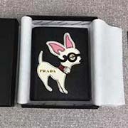 PRADA新女士吉娃娃造型短款錢夾 專柜新款式 官網同步 1MV204 黑色櫻花粉吉娃娃 意大利高等原單十字紋牛皮質感極好 進口鍍金配件 三角形琺瑯金屬刻字徽標 真是被這款吉娃娃萌到了 能讓迷妹們