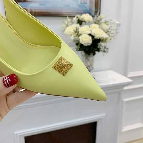 真皮底Valentino女士品牌涼鞋， 華倫天奴春夏新品鉚釘鞋！