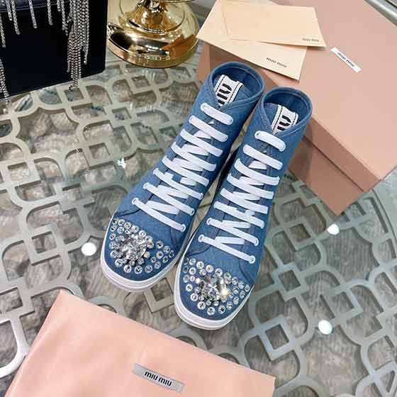 miumiu早秋款鉆扣系帶運(yùn)動(dòng)鞋，網(wǎng)紅博主爭先上腳推！
