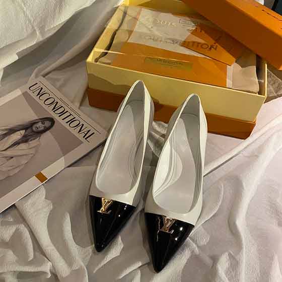 新款單鞋，LV領袖金屬標志尖頭單鞋