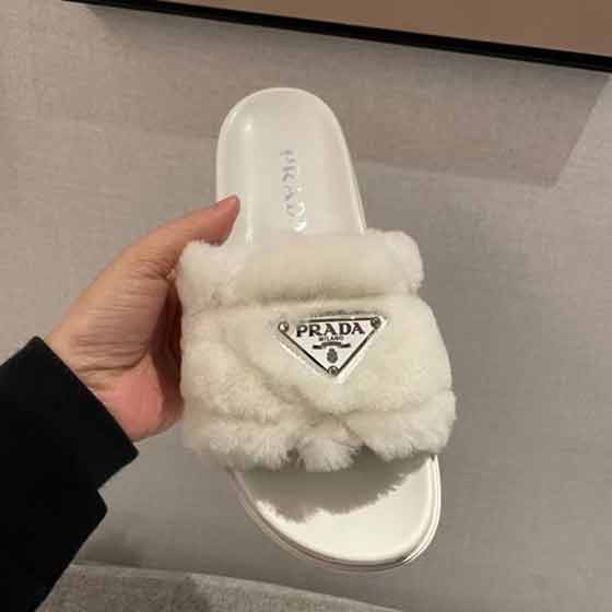 新春走秀單品毛拖鞋。普拉達(dá)網(wǎng)女拖鞋