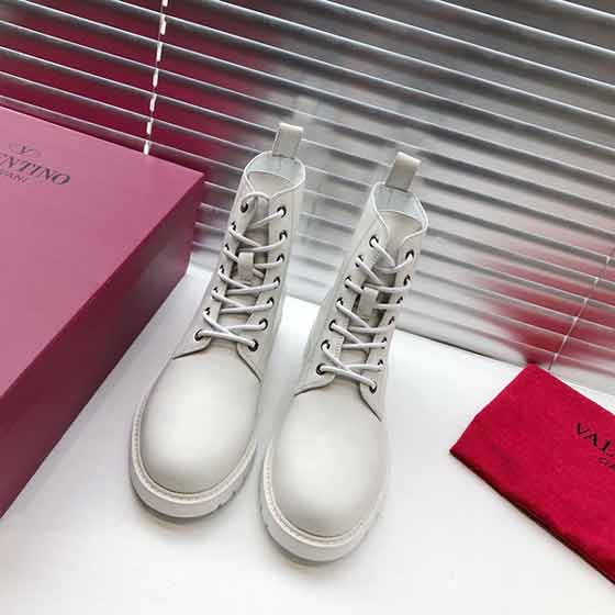 V家短靴，一款您值得擁有的高等女鞋。