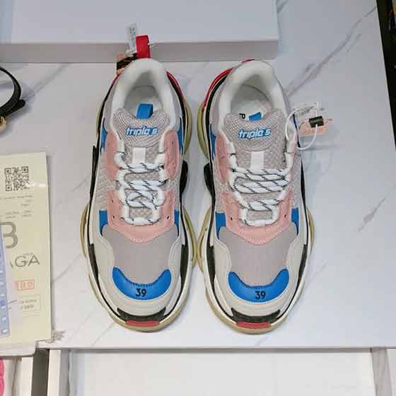 全球火爆的復古慢跑鞋。巴黎世家老爹鞋。