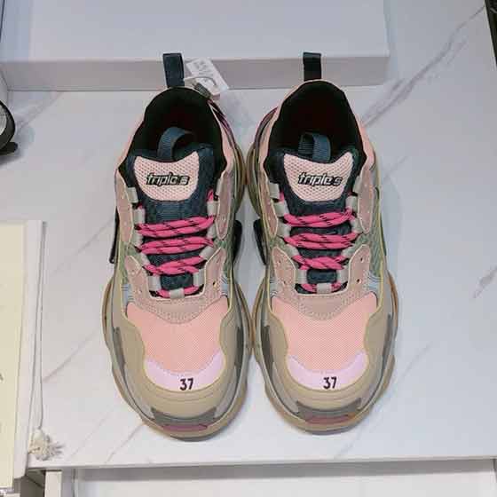 巴黎世家Balenciaga Triple-s 全球火爆老爹鞋。