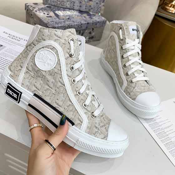 Dior品牌女鞋品牌迪奧秋冬新款引爆主流的超級單品！