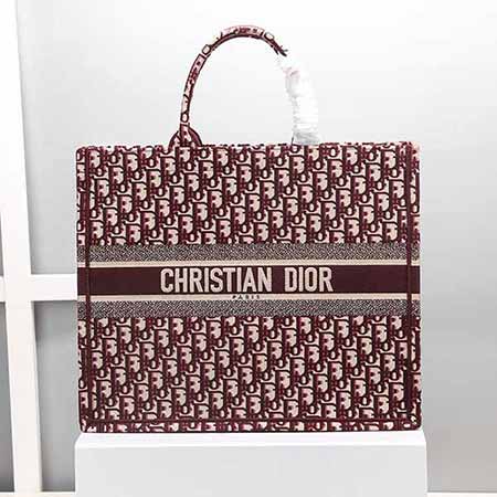 DIOR合作藝術TOTE，復古風滿滿，裝下整個國際！