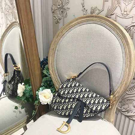 dior老花馬鞍包 經(jīng)典老花 永遠(yuǎn)不過時的馬鞍包M673