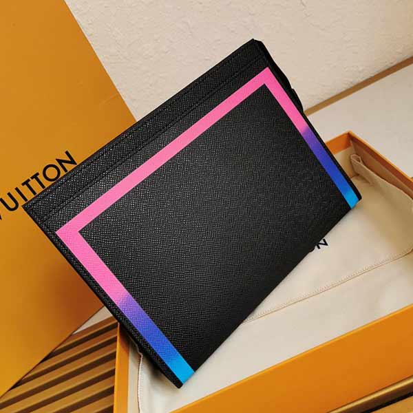 小巧而時髦Pochette Voyage中號手袋M30675彩 lv官網(wǎng)