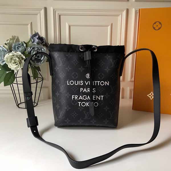 名品代買網(wǎng)日本設(shè)計(jì)師藤原浩合作