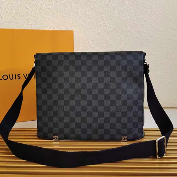 LV路易威登DISTRICT中號(hào)手袋 信